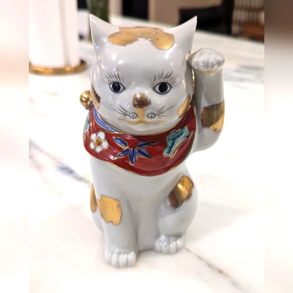 Vintage Kutani Menecki-neko porcelain cat - Picture 1 of 7